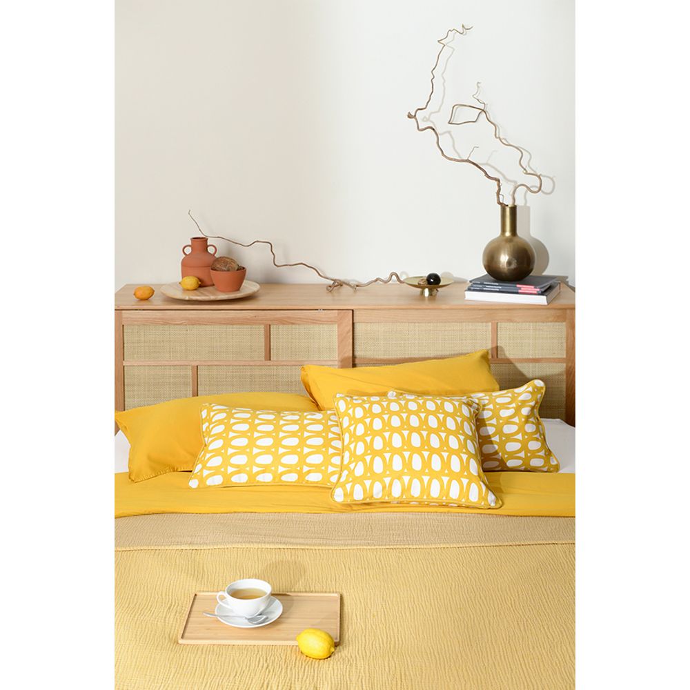 Чехол на подушку с принтом Twirl горчичного цвета из коллекции Cuts&amp;Pieces, 30х50 см