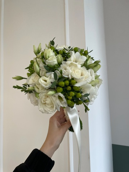 Свадебный букет из фрезии, эвкалипта, одноголовых роз и лизиантуса