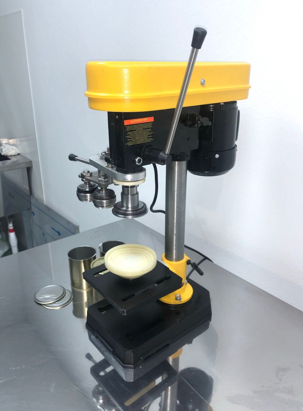 Полуавтоматическое закаточное устройство для металлических консервных банок УЗН-1