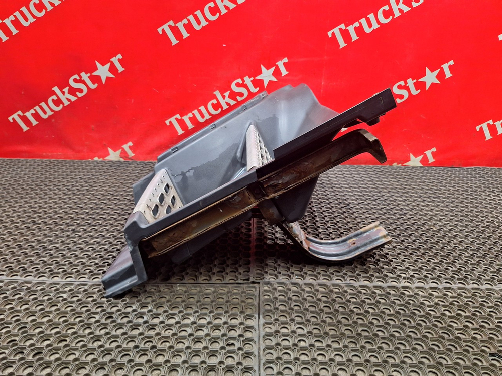 Корпус подножек правый