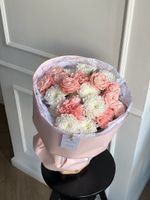 Букет из хризантемы, кустовой пионовидной розы и диантусов