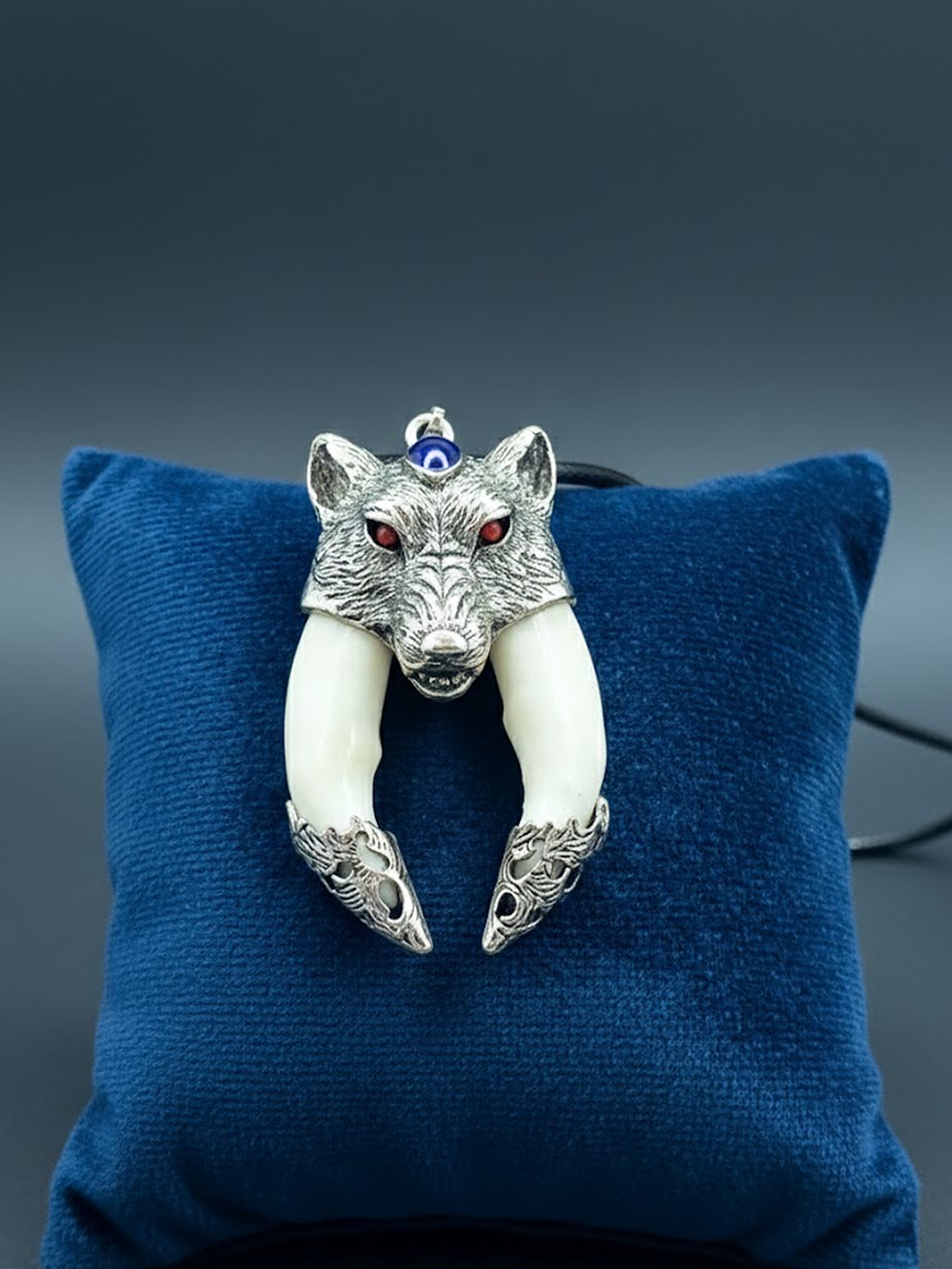 Защитный магический кулон амулет с настоящими Клыками Волка