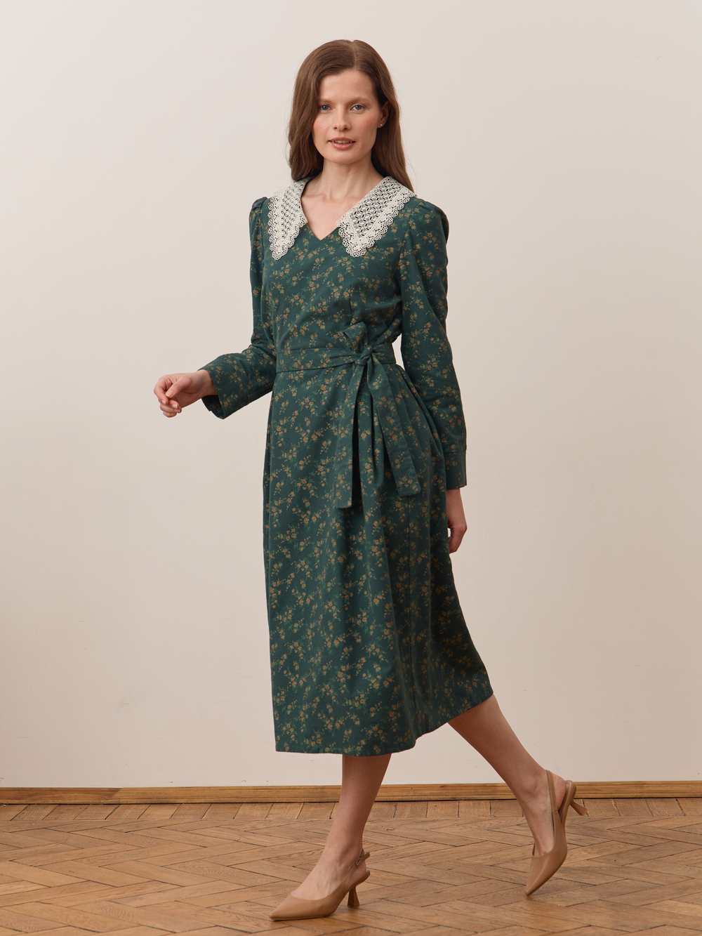 Платье с кружевным воротником