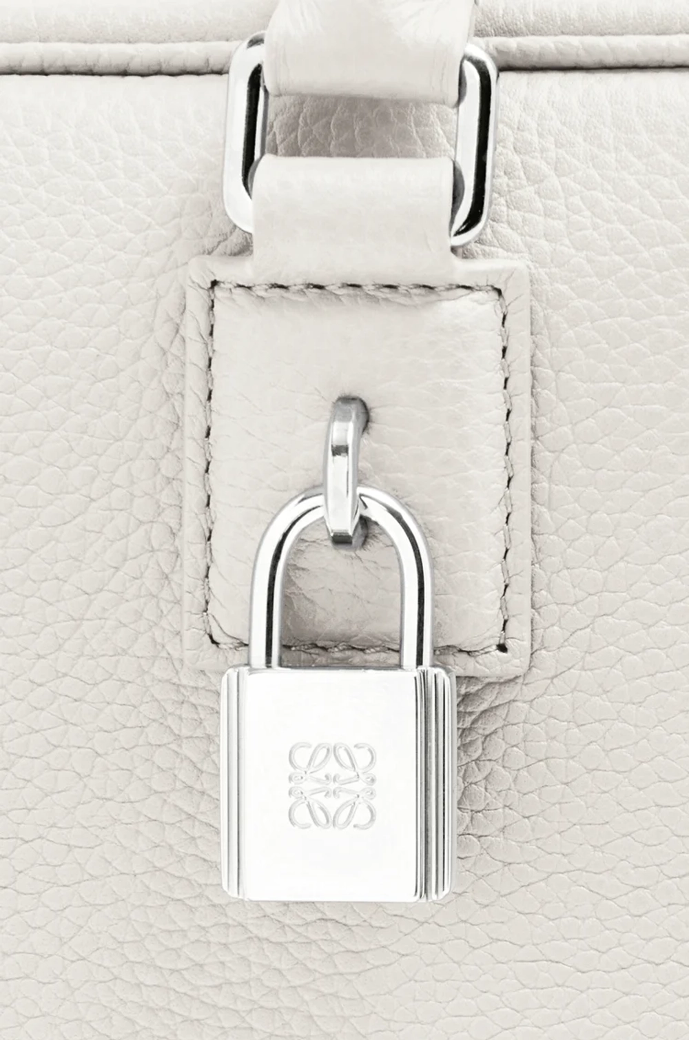Loewe Сумка Amazona 23 из мягкой зернистой телячьей кожи, экрю