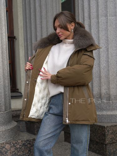 Парка на пуху цвета хаки с меховым воротником и капюшоном
