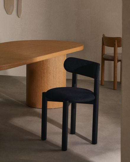 Стул Nebai из черной синели с каркасом из массива дуба и черной отделкой FSC MIX Credit Испания La Forma