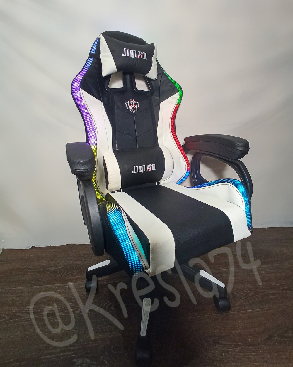 Геймерское кресло с RGB подсветкой и динамиками черно-белое