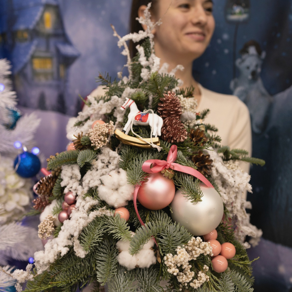 Ёлка из нобилиса с натуральными шишками и сухоцветами