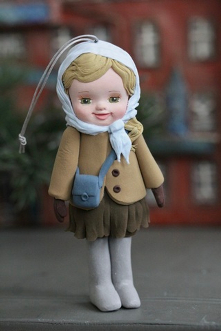 Елочная игрушка Пупсик "Девочка с сумочкой в платке"