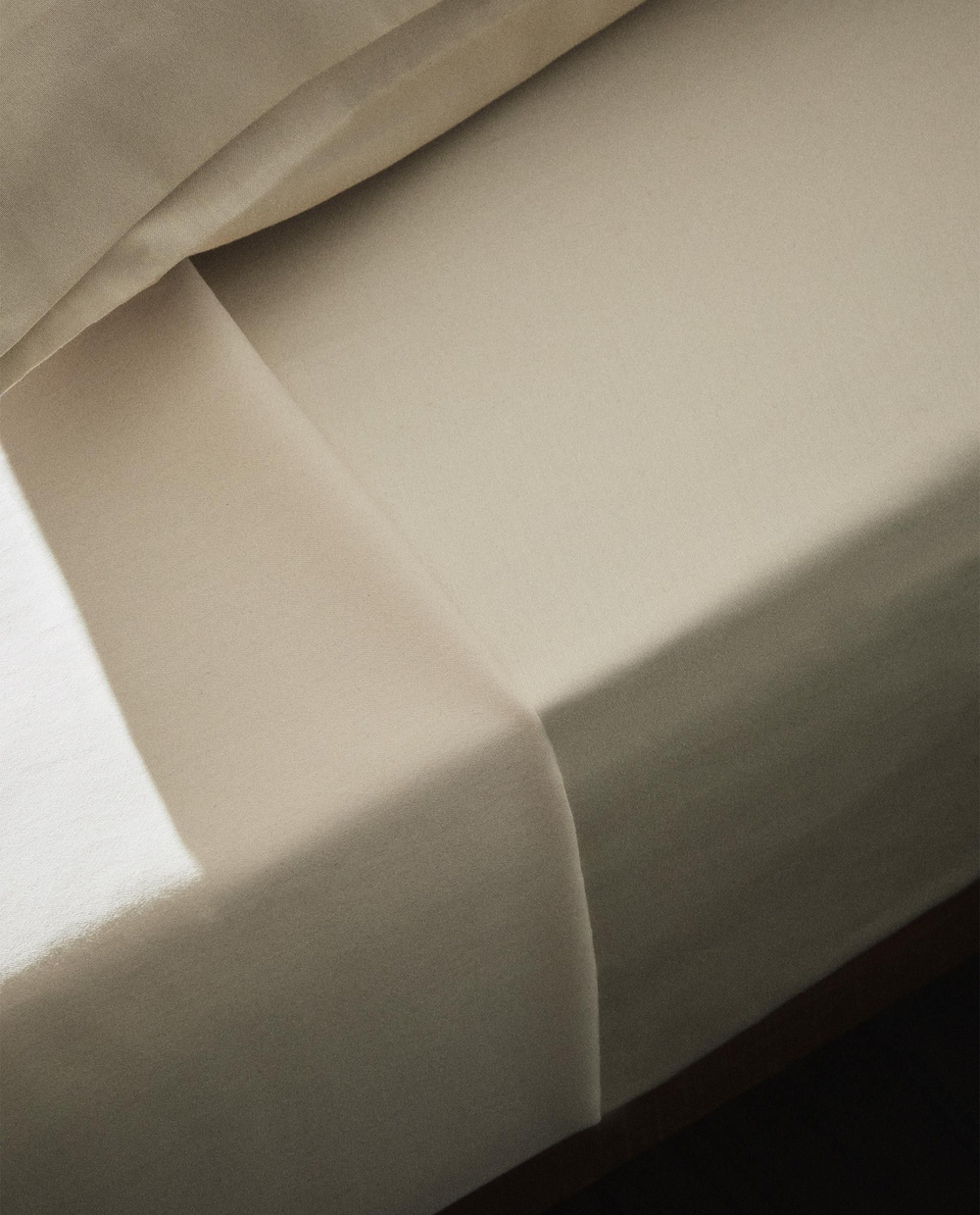 Zara Home - Атласная простыня с эластичной лентой, высота 40 см (300 нитей), экрю, 180х200х40 см