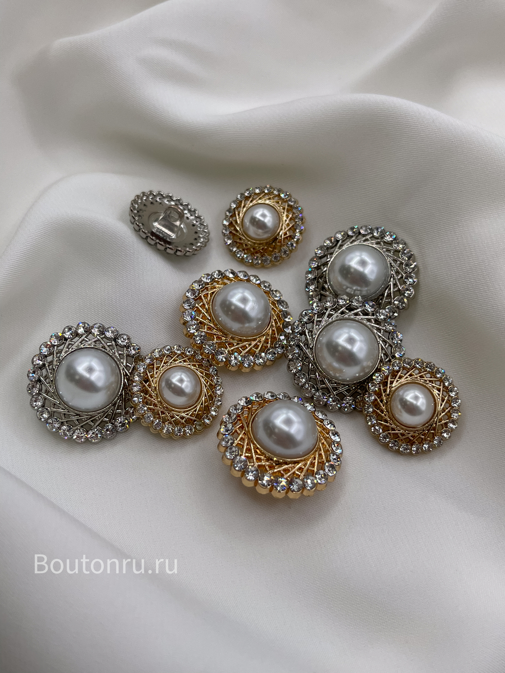Пуговицы с плетением лучики в золотистом металле с жемчугом и стразами