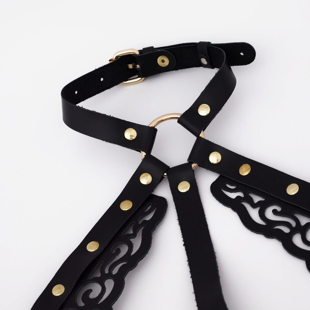 Черная кожаная портупея с резными элементами