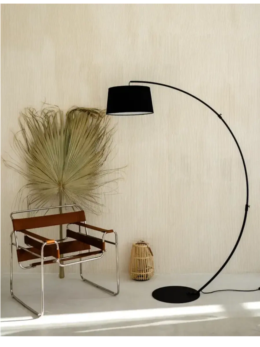 Торшер напольный с абажуром в гостиную современный