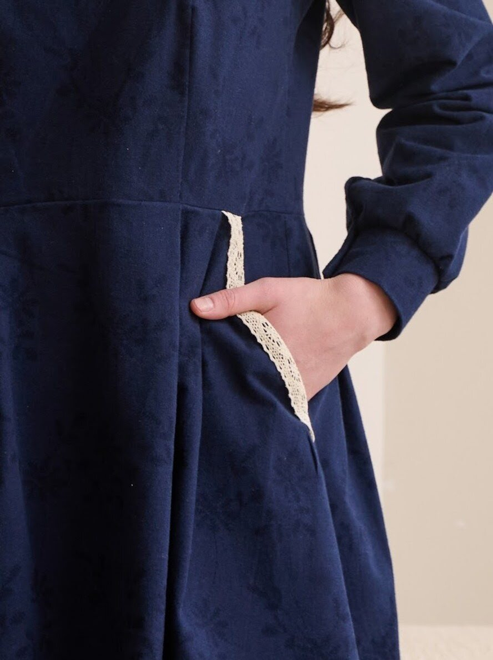 Платье с квадратным вырезом