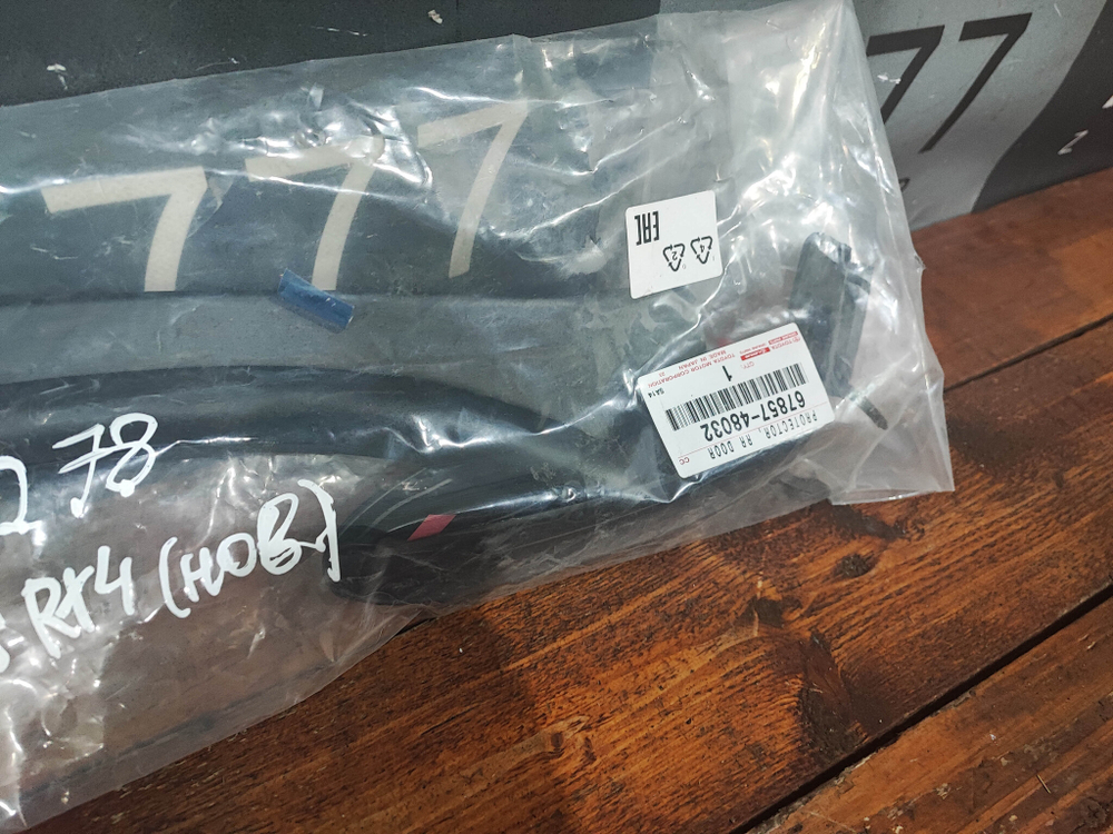 Уплотнитель двери задней правой Lexus RX 4 Новый Оригинал 6785748032