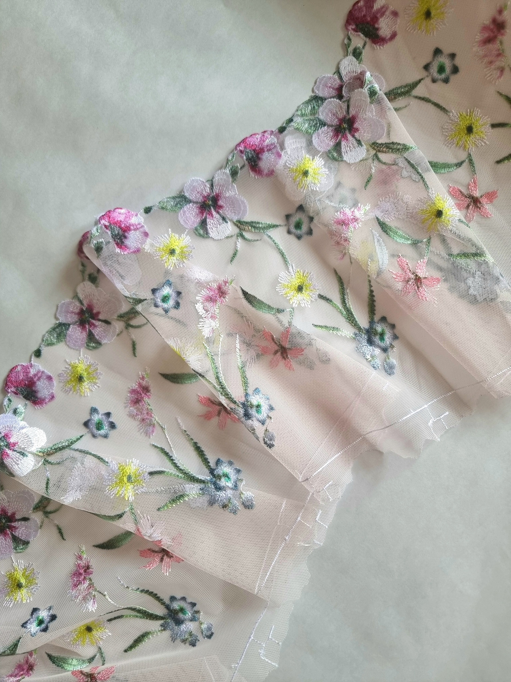 Вышивка на сетке с лиловыми цветами К217 левая