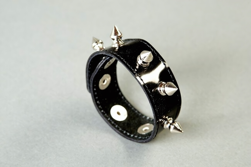 Сбруя на фаллос с шипами из лакированной кожи (Цвет: черный с серебряным)