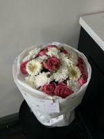 Сборный букет с яркой кустовой розой