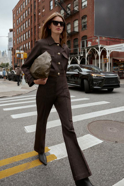 ZARA БРЮКИ FLARED С ДЕКОРАТИВНОЙ СТРОЧКОЙ И КОНТРАСТНОЙ ОТДЕЛКОЙ, КОРИЧНЕВЫЙ