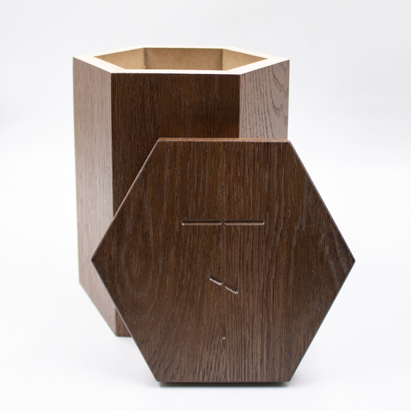 Урна для праха дуб темный Призма прямая с гравировкой "Крест"