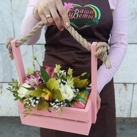 Композиция в ящике с печеньями макаронс