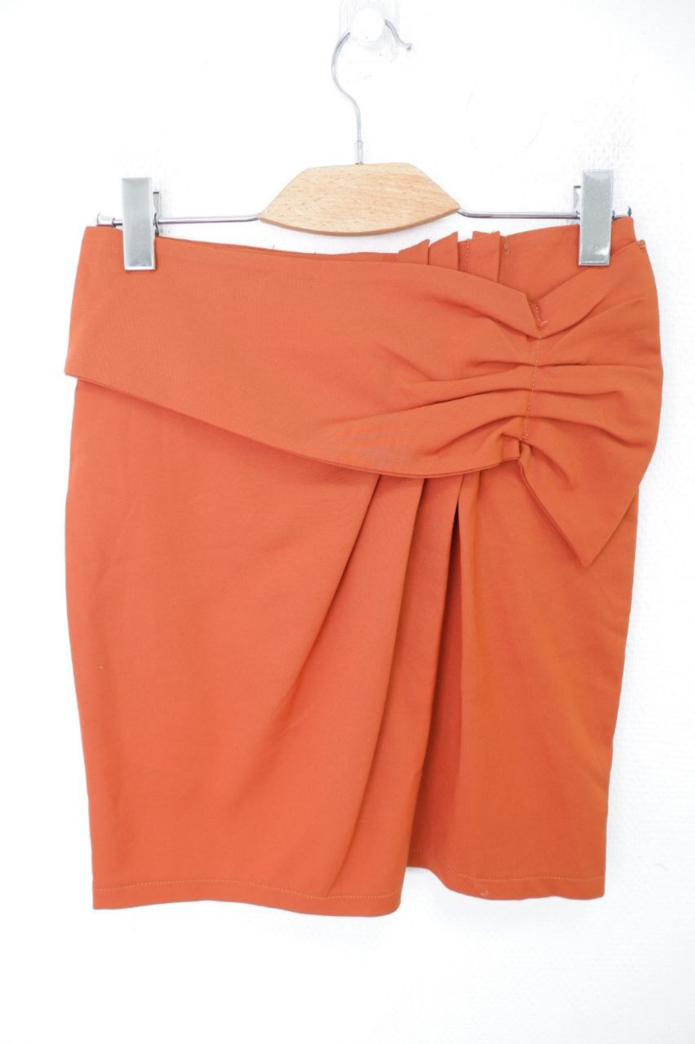 Юбка модного цвета 40 размер