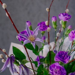 160. Яркий весенний букет с гвоздикой, клематисом и веточками вербы