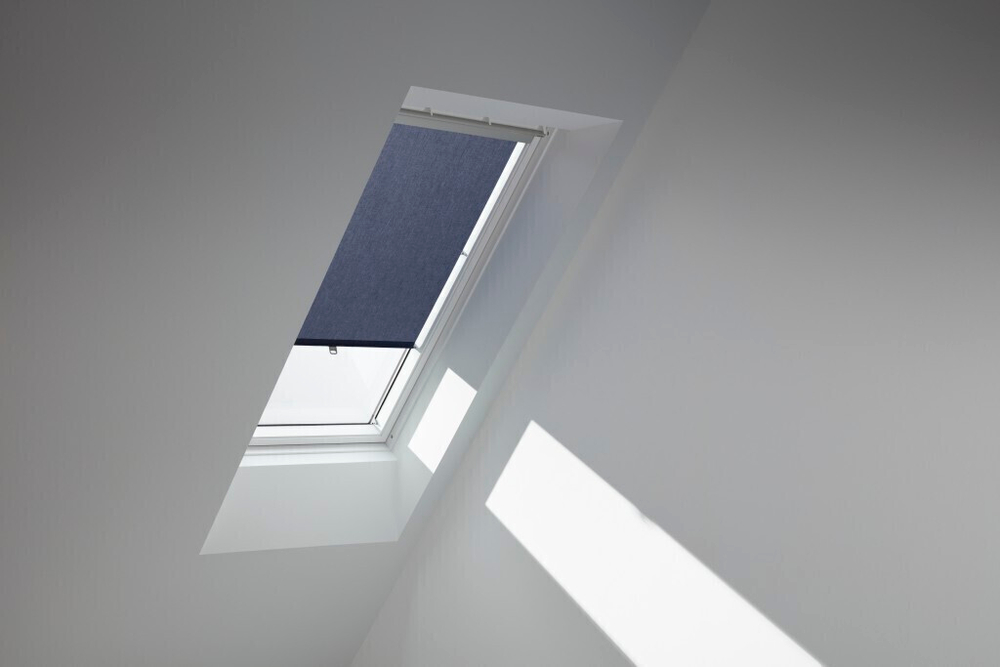 Рулонная штора на крючках VELUX RHL 94х140 синяя