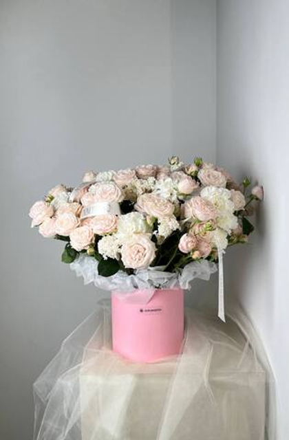 Роскошная коробка кустовых роз