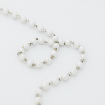 Металлическая цепочка с бусинами в виде жемчужин