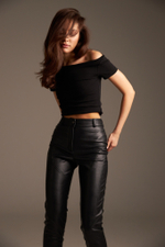 Футболка с открытыми плечами