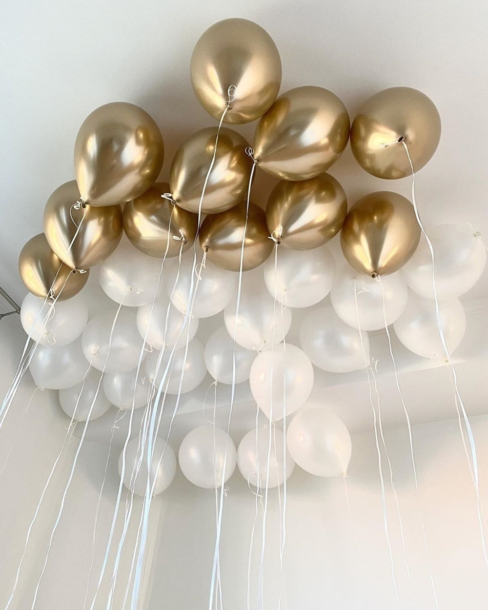 шарики с гелием белые и золото хром под потолок