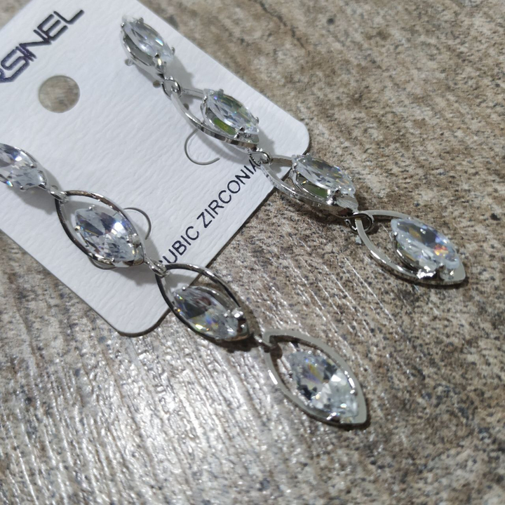 Серьги на англ.заст. Cubic Zirconia подвеска 3 кристалла форма лист в листе цвет прозрачный металл серебристый