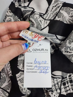 Блузка с черно-белым принтом 50 размер