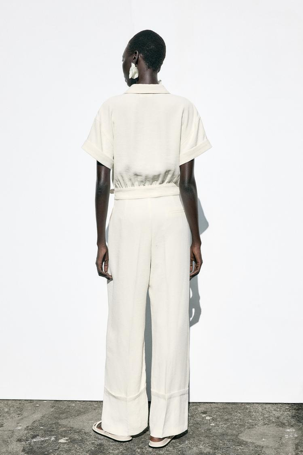 ZARA КОМБИНЕЗОН ИЗ КРЕПА С ПРЯЖКОЙ НА ПОЯСЕ, ЭКРЮ