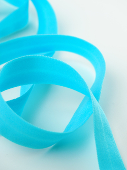 Бейка эластичная ярко-голубая матовая ширина 15 мм