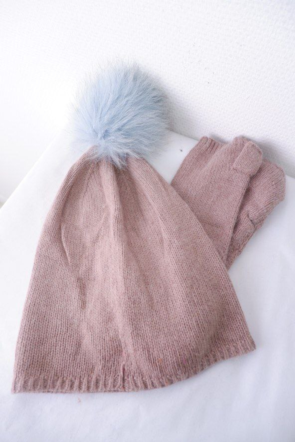 Шапка и варежки стильные