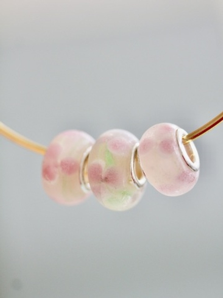 Бусина типа Пандора (Pandora) лэмпворк матовая светло-розовая с цветочками и листиками внутри