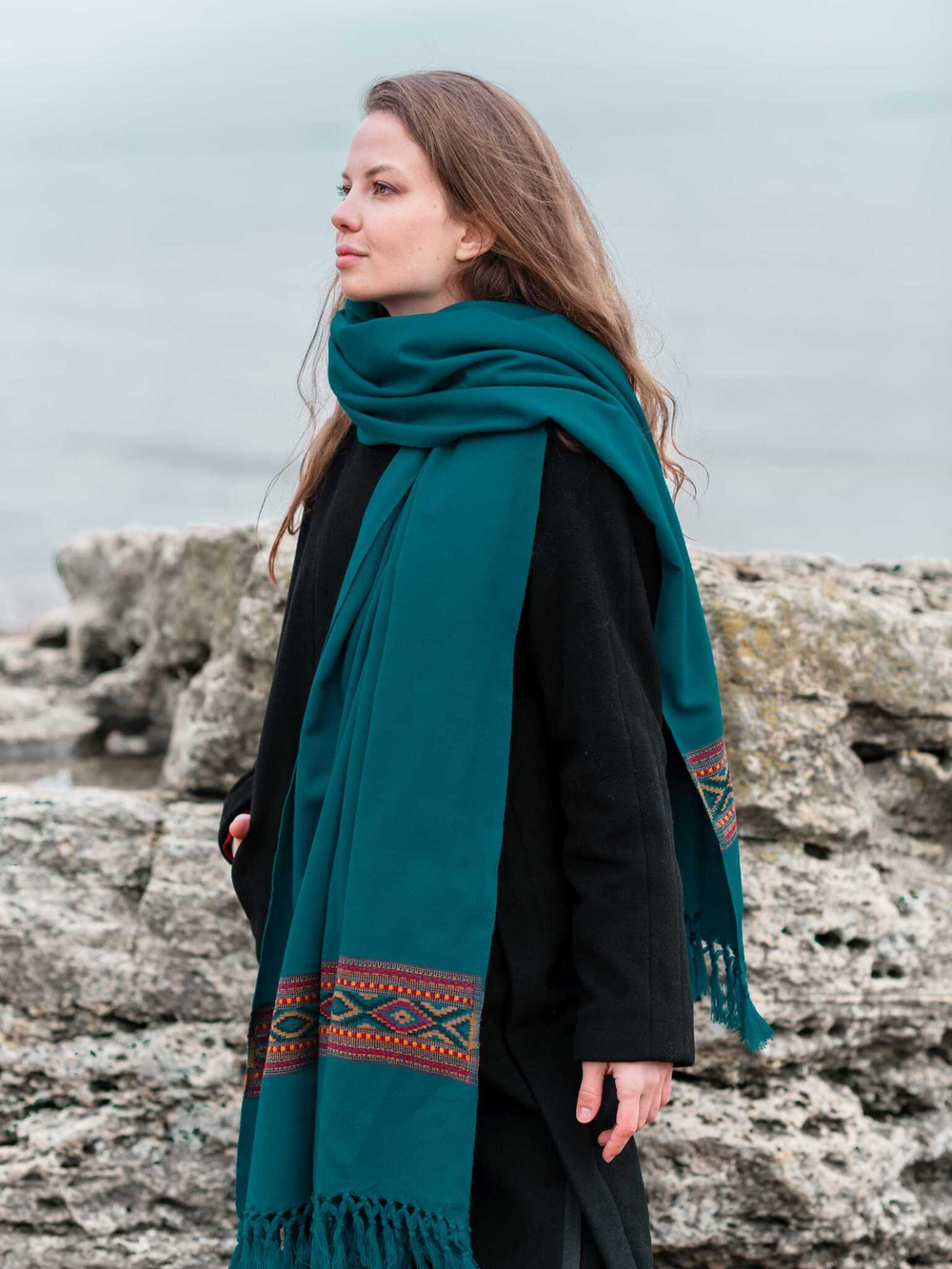 Шерстяной палантин с вышивкой