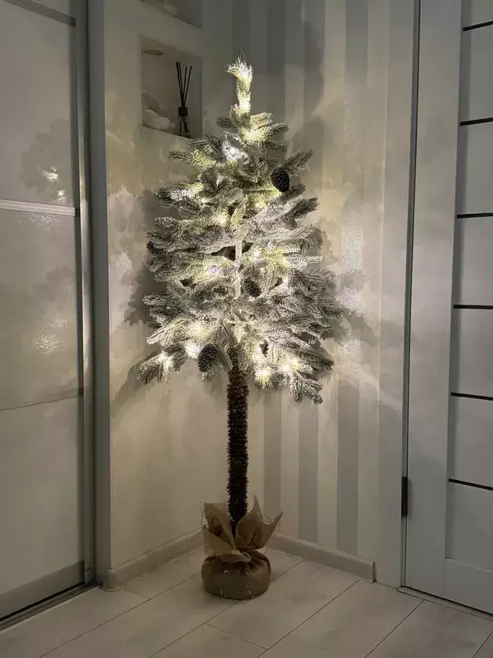 Заснеженная елка на ножке «Камилла» (литая хвоя с шишками) 1,5 м / 150 см