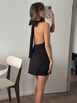 Платье короткое, с вырезом на груди, с открытой спиной и бантом