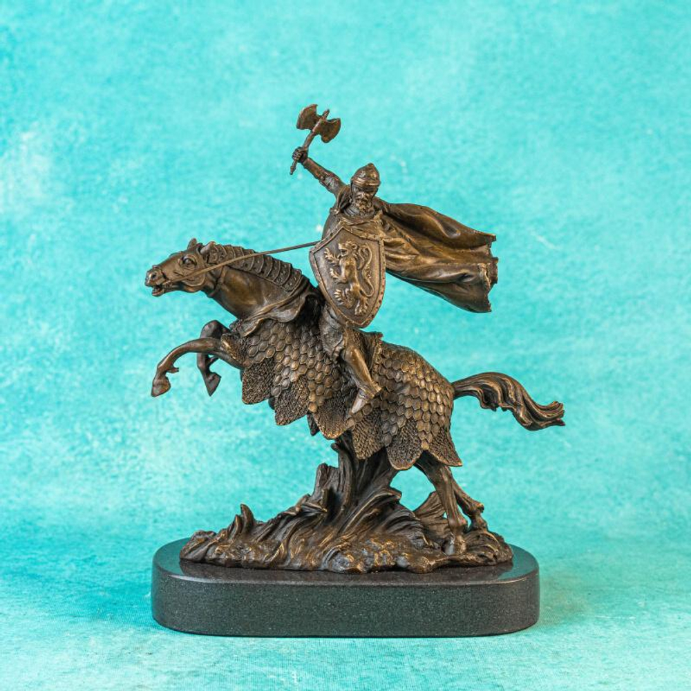 Настольная кабинетная скульптура «Конный рыцарь с топором»