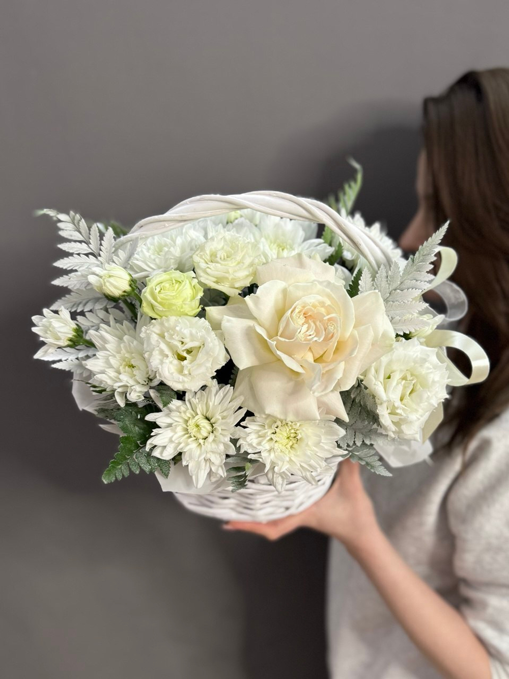 Композиция в корзине в белой гамме