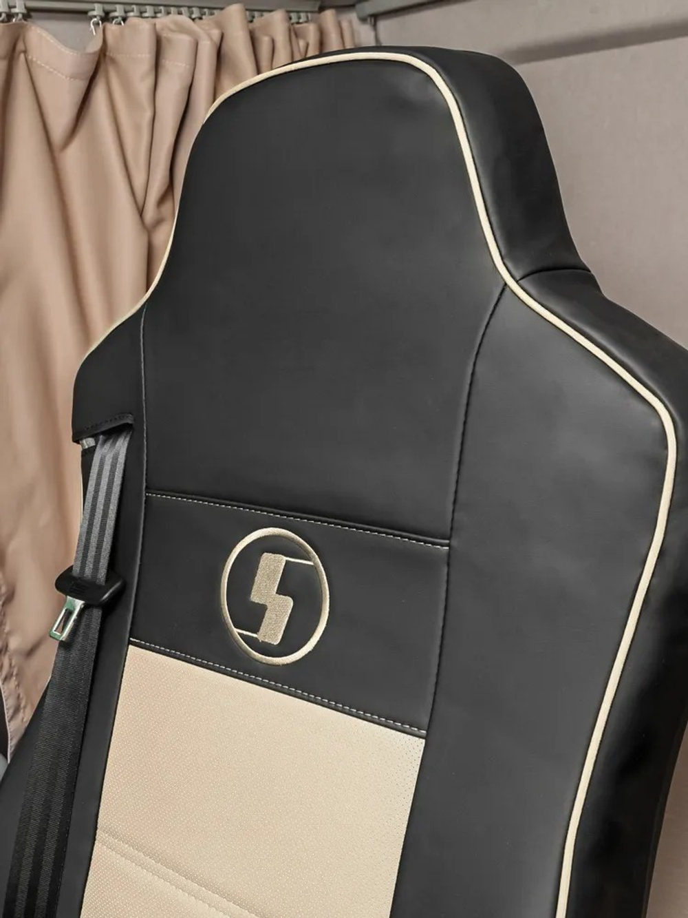 Чехлы Shacman X3000 рестайлинг 3D (экокожа, черный цвет, бежевая экокожа посередине, кант)