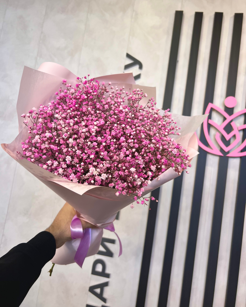 Монобукет с розовой гипсофилой