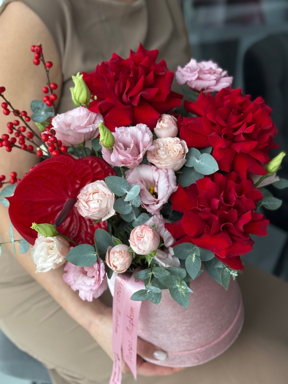 Роскошное сочетание красных французских роз, эустомы, пионовидных кустовых роз и декоративной зелени в композиции от Флора Маркет