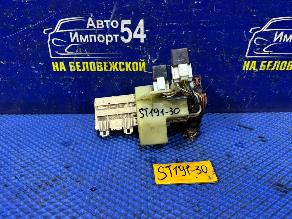 Блок предохранителей салонный TOYOTA CORONA 1993