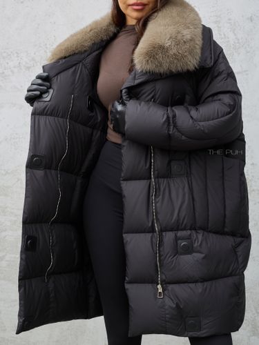 Удлиненный черный пуховик с меховым воротником