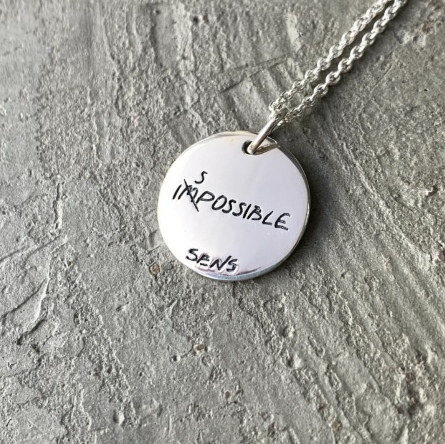 Медальон Impossible is possible, глянцевый