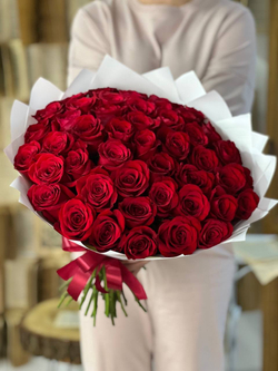 Красные розы премиум сорта в стильном оформлении от Флора Маркет